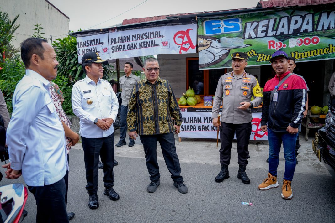 Kapolda Sumut Irjen Pol Agung Setya Imam Effendi bersama Pj Gubernur Sumut Dr Hassanudin, Pangdam I Bukit Barisan Mayjen TNI Mochammad Hasan serta para pejabat lainnya memantau TPS 013 di Jalan Pintu Air, Kecamatan Medan Kota, Rabu (14/2/2024). (Dok/Polda Sumut)