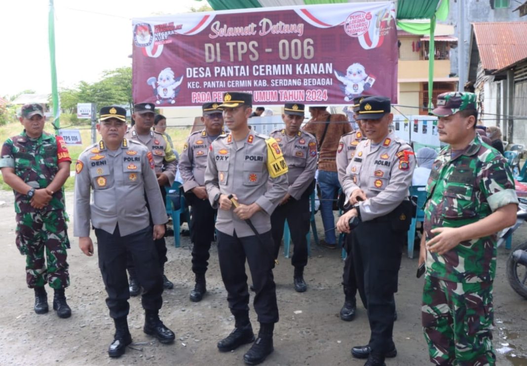 Karorena Polda Sumut Kombes Pol Deni Hermawan didampingi Kapolres Sergai AKBP Oxy Yudha Pratesta melakukan monitoring dan meninjau pelaksanaan pemungutan suara di TPS 6 Desa Pantai Cermin Kanan, Rabu (14/2/2024). (Dok/Humas Polres Sergai)