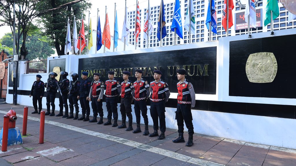 Sebanyak 242 personel gabungan dari Korps Brimob Polri, Korsabhara Baharkam Polri, dan Polres disiagakan untuk menjaga keamanan di sekitar Kantor Pusat Bawaslu, Jakarta Pusat, Rabu (14/2/2024). (Dok/Humas Polri)