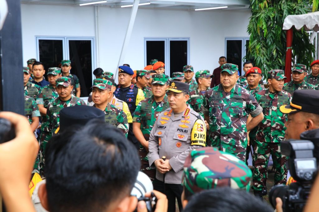 Kapolri Jenderal Polisi Listyo Sigit Prabowo saat apel Mantap Brata pengamanan Pemilu di Monas, Jakarta Pusat, Rabu (14/2/2024). (Dok/Humas Polri)