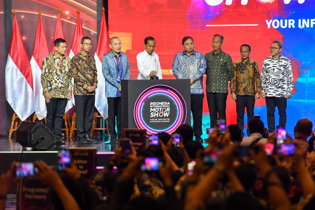 Presiden Jokowi membuka pameran otomotif IIMS 2024, di JI-Expo Kemayoran, Jakarta, Kamis (15/2/2024). (Dok/Humas Setkab)