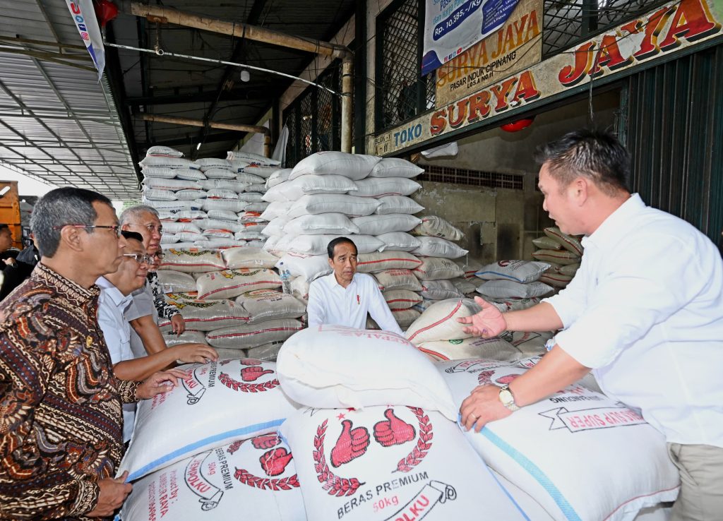 Presiden Jokowi meninjau Pasar Induk Cipinang, Jakarta, Kamis (15/2/2024). (Dok/BPMI Setpres)