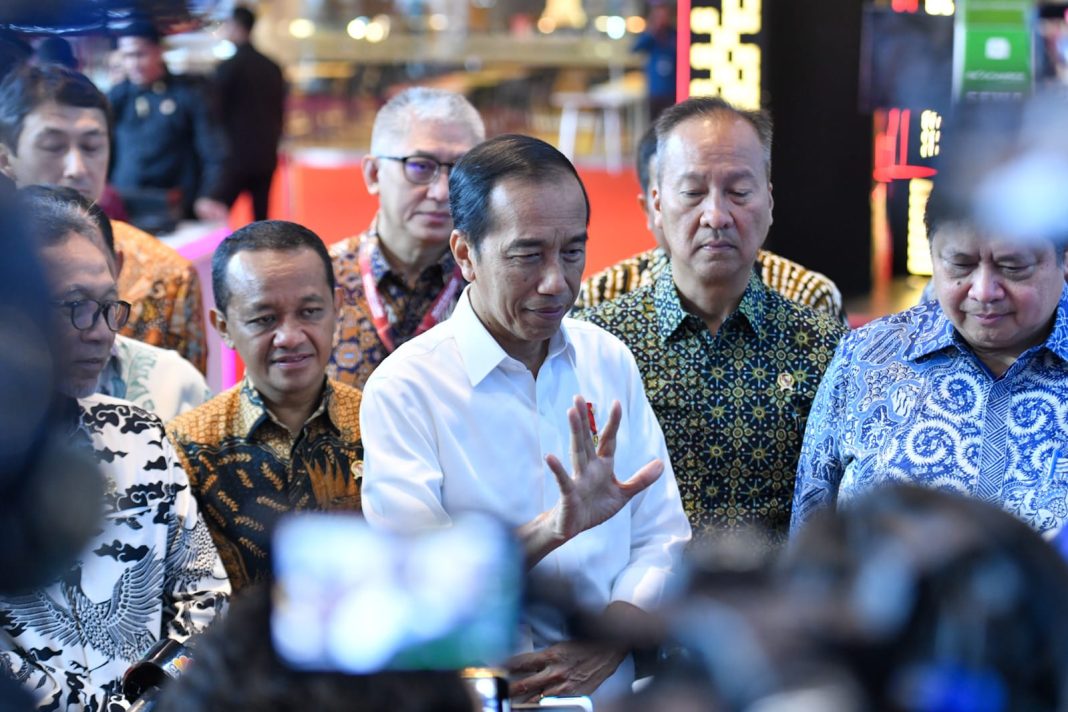 Presiden Jokowi memberikan keterangan pers usai membuka pameran otomotif IIMS 2024, di JI-Expo Kemayoran, Jakarta, Kamis (15/2/2024). (Dok/Humas Setkab)