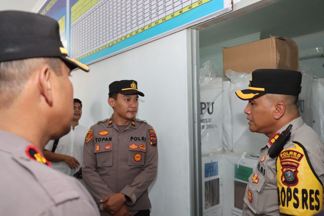 Kapolres Pematangsiantar AKBP Yogen Heroes Baruno melakukan pengecekan kotak suara pasca Pemilu saat tiba di kantor camat Kota Pematangsiantar, Jumat (16/2/2024). (Dok/Humas Polres Pematangsiantar)