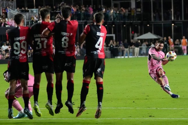 Aksi Lionel Messi dalam laga persahabatan Inter Miami vs Newells Old Boys, Jumat (16/2/2024).