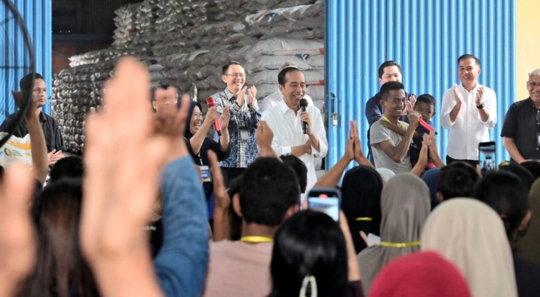 Presiden Jokowi menyerahkan bantuan beras cadangan pangan pemerintah Indonesia kepada KPM.