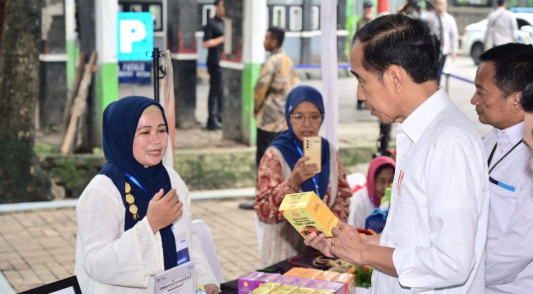 Presiden Jokowi saat bersilaturahmi dengan nasabah program Mekaar Binaan PNM di GOR Basket Bekasi, Kota Bekasi, Jawa Barat.