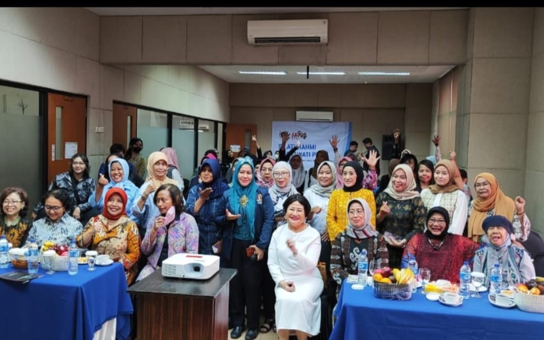 Ketua Dewan Pers Ninik Rahayu (tiga kanan duduk) dan CEO and Founder Institut Komunikasi dan Bisnis (LSPR) Jakarta Prita Kemal Gani (empat kanan duduk) pada acara Silaturahmi Wartawati PWI (SIWI) HPN 2024 di Candi Bentar Putri Duyung Ancol, Jakarta Utara, Sabtu (17/2/2024). (Dok/PWI)