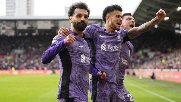 Brentford vs Liverpool di pekan ke-25 Liga Inggris tuntas. Si Merah menang 4-1, dengan Mohamed Salah bikin gol saat comeback membela Si Merah di Gtech Community Stadium, Brentford, Sabtu (17/2/2024).