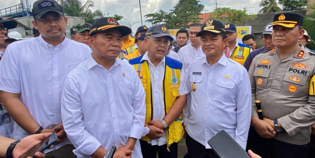 Menko PMK Muhajir Efendi didampingi Pj Gubernur Sumut Hassanudin, Wali Kota Medan Bobby Nasution dan Kapolres Belawan AKBP Janton Silaban menyampaikan keterangan terkait kunjungan kerjanya ke Kecamatan Medan Belawan, Sabtu (17/2/2024). (Dok/Polres Belawan)