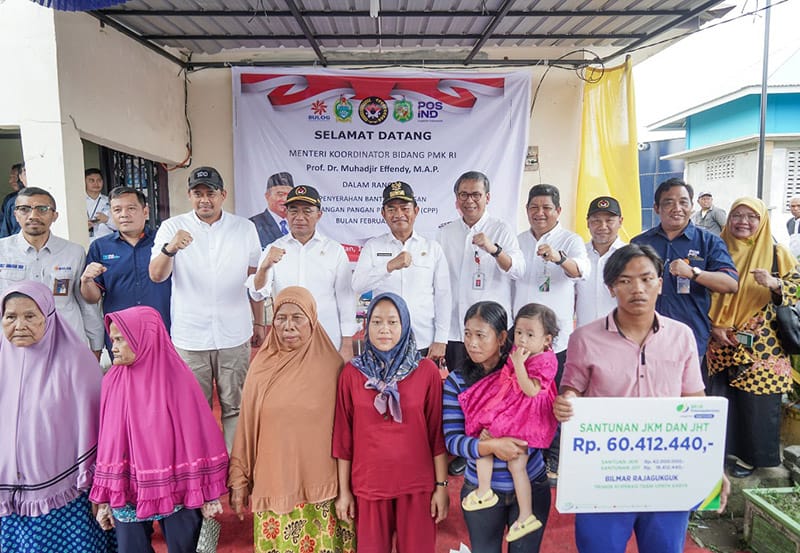 Penyerahan bantuan pangan beras CPP, di Halaman Kantor Lurah Belawan Bahari, Kecamatan Medan Belawan, Pulau Rupat Nomor 10 Belawan Bahari, Sabtu (17/2/2024). (Dok/Kominfo Sumut)