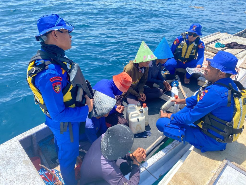 Satu unit perahu yang sedang menangkap ikan (illegal fishing) dengan menggunakan bahan peledak (Destructive Fishing), ditangkap Tim KP Belibis-5007 Ditpolair Korpolairud Baharkam Polri di Perairan pangkep, Gusung Palekko, Mattiro Ujung, Liukang Tuppabiring, Kabupaten Pangkep, Provinsi Sulawesi Selatan, Rabu (17/2/2024). (Dok/Humas Polri)