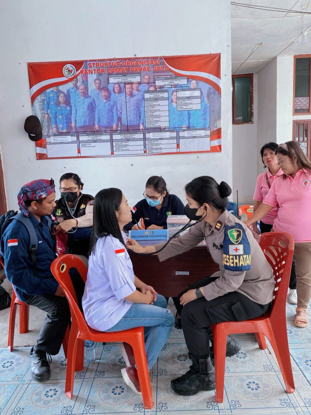 Tim dari Seksi Dokkes Polres Taput melakukan pemeriksaan kesehatan terhadap petugas PPK dan Panwascam Kecamatan Pahae Julu. (Dok/Humas Polres Tapanuli Utara)