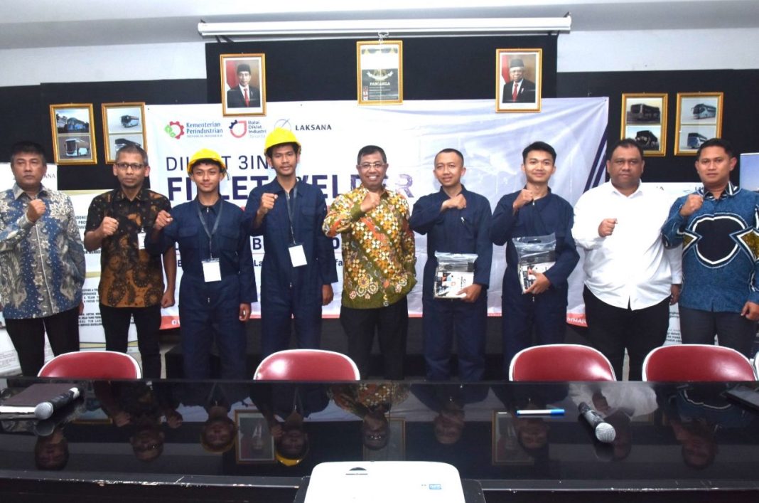Kepala BPSDMI Kemenperin Masrokhan foto bersama dengan yang lain pada Pembukaan Diklat 3in1 Fillet Welder di PT Laksana Bus Manufaktur, Semarang, Jawa Tengah.