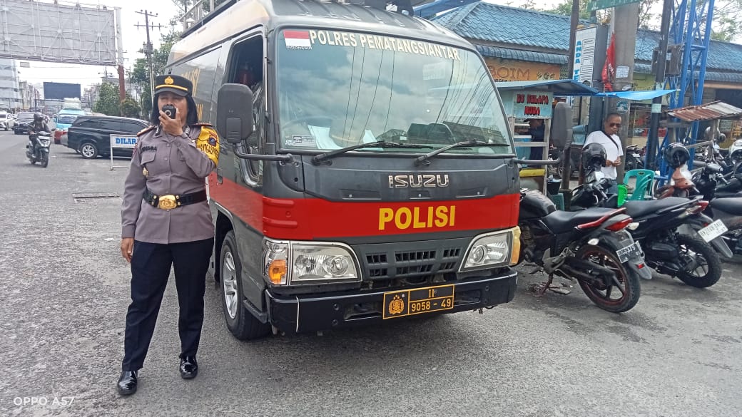 Kasat Binmas Polres Pematangsiantar AKP Jahrona Sinaga saat memberi imbauan dan pesan Kamtibmas di kawasan Pasar Horas Jalan Merdeka, Senin (19/2/2024). (Dok/Humas Polres Pematangsiantar)