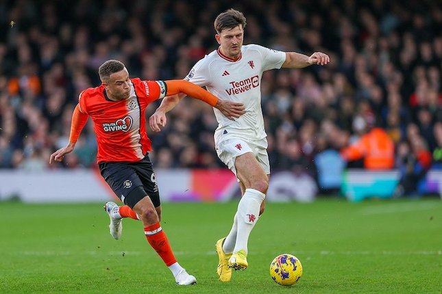 Harry Maguire mengejar lawan di laga Luton Town vs Manchester United, Premier League 2023/2024, Minggu (18/2/2024).