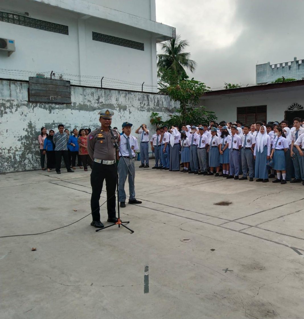 KBO Sat Lantas Polres Tebingtinggi Iptu Sumardi saat mensosialisasikan tertib berlalulintas kepada pelajar SMA Swasta KF Tandean, Jalan Sutomo, Senin (19/2/2024). (Dok/Humas Polres Tebingtinggi)