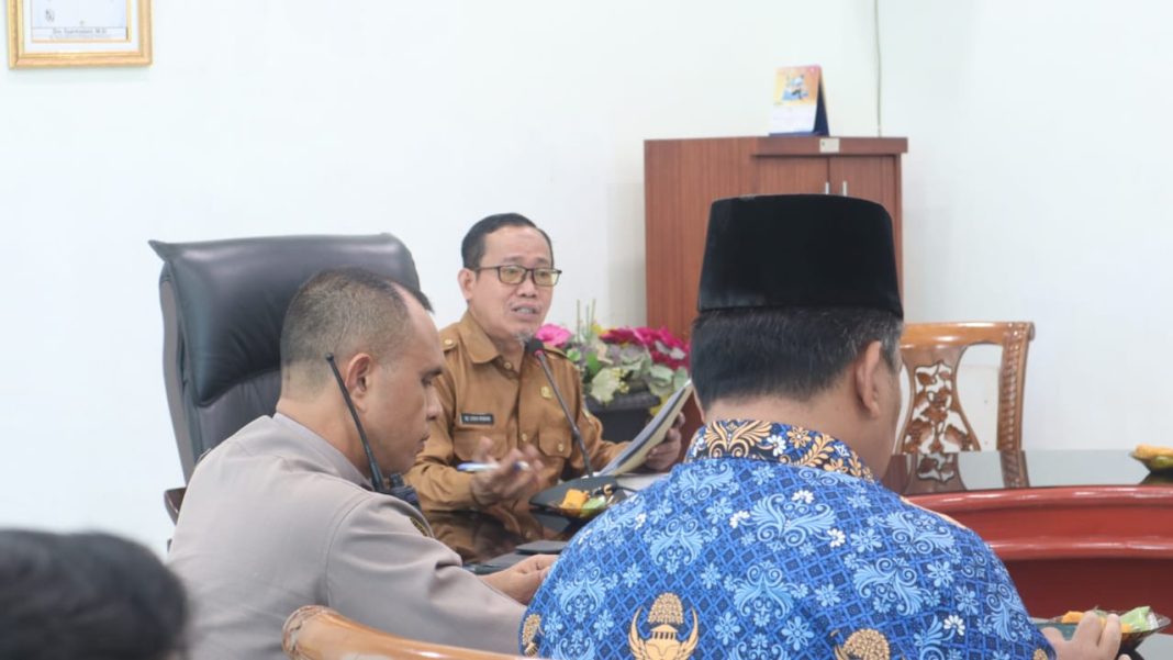 Plt Administrasi dan Umum M Syah Irwan saat memimpin rapat persiapan pelaksanaan MTQ dan FSQ, di balai kota, Senin (19/2/2024).