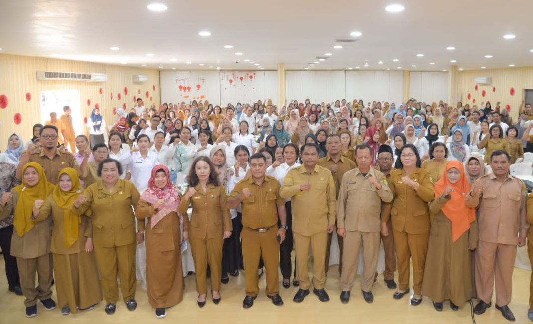 Usai membuka kegiatan, Bupati Sergai H Darma Wijaya diabadikan bersama jajaran Dinas Pendidikan dan peserta Bimtek, Senin (19/2/2024). (Dok/Kominfo Sergai)