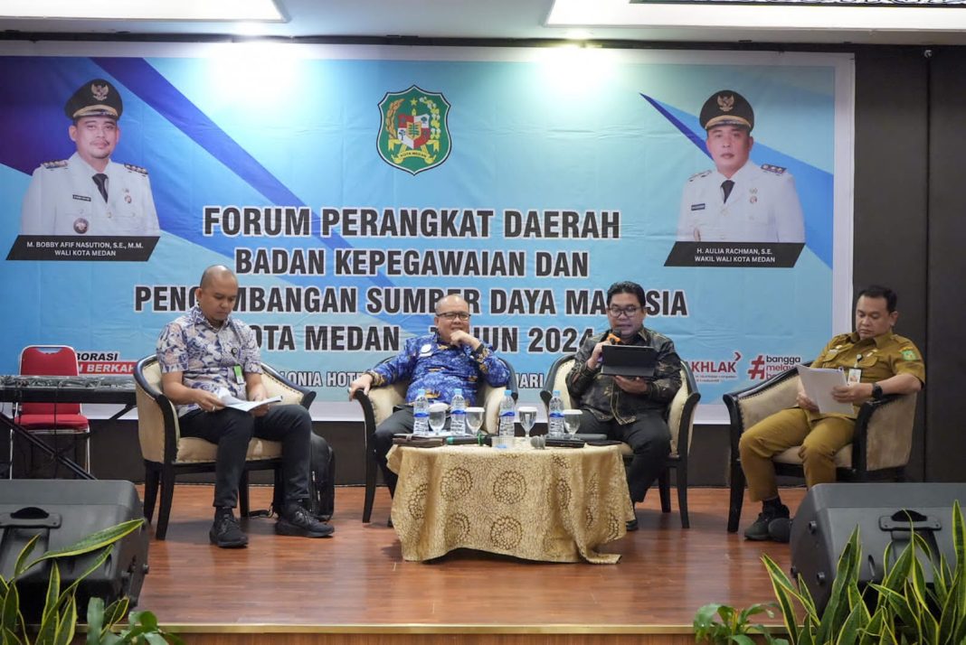 Administrasi Umum, Ferry Ichsan saat membuka kegiatan yang berlangsung di Hotel Le Polonia, Senin (19/2/2024). (Dok/Kominfo Medan)