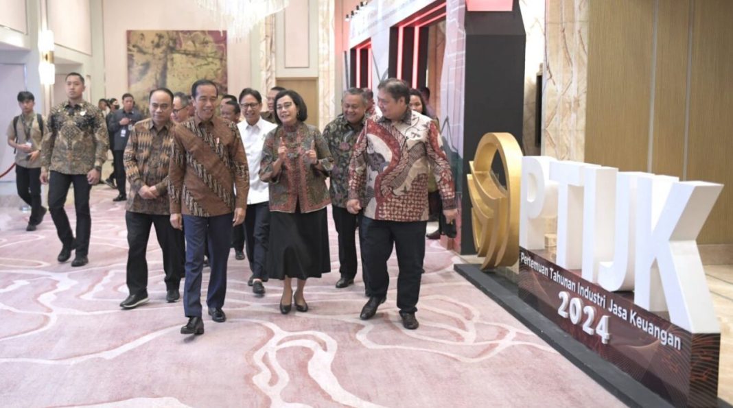 Presiden Jokowi pada Pertemuan Industri Jasa Keuangan Tahun 2024 yang digelar di Ballroom The St Regist, Jakarta, Selasa (20/2/2024).