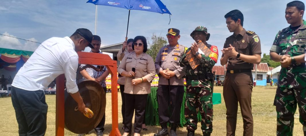 Wakil Bupati Karo Theopilus Ginting bersama Bupati Karo Cory Sriwati Sebayang, Dandim 0205 Letkol Inf Ahmad Afriyan Rangkuti, Kapolres Tanah Karo AKBP Wahyudi Rangkuti melakukan pemukulan gong pada pembukaan TMMD ke 119 TA 2024, di Lapangan Musyawarah Perbulan, Kecamatan Lau Baleng, Selasa (20/2/2024).