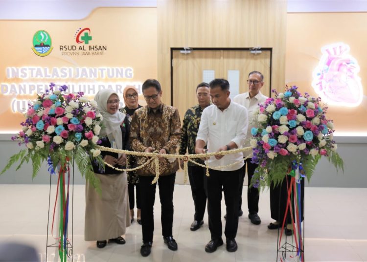 Menkes RI Budi Gunadi Sadikin saat meresmikan layanan rujukan prioritas RSUD Al Ihsan Bandung, Jumat (16/2/2024). (Dok/Kemenkes RI)