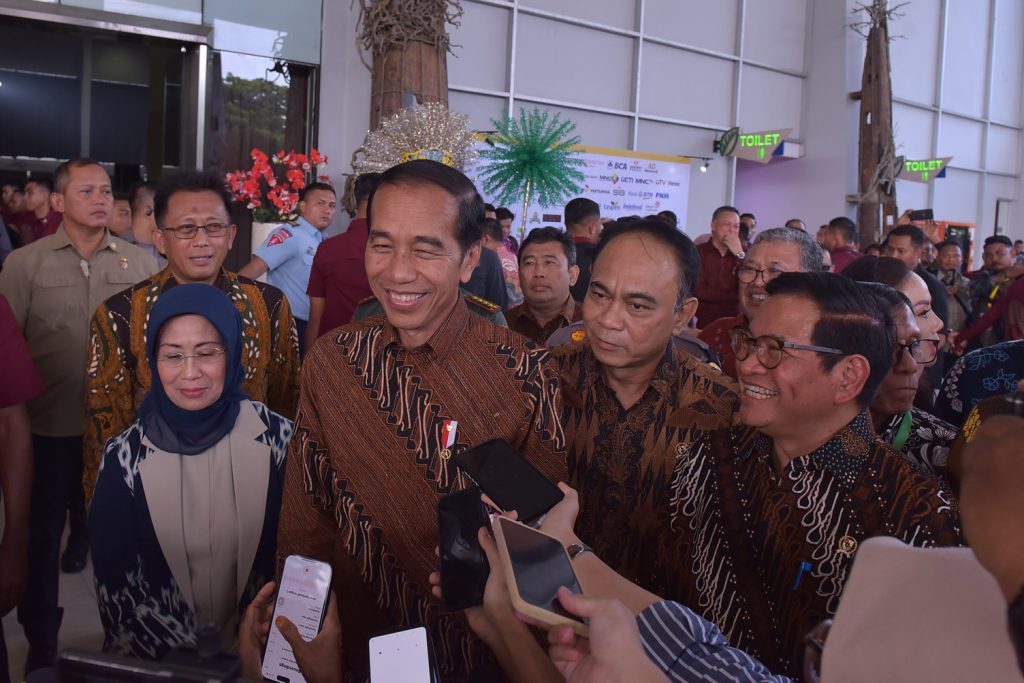 Presiden Jokowi didampingi Menkominfo Budi Arie Setiadi dan Seskab Pramono Anung memberikan keterangan pers usai menghadiri Puncak Peringatan HPN 2024, di Econventional Hall Ecopark Ancol, Jakarta, Selasa (20/2/2024). (Dok/Humas Setkab)