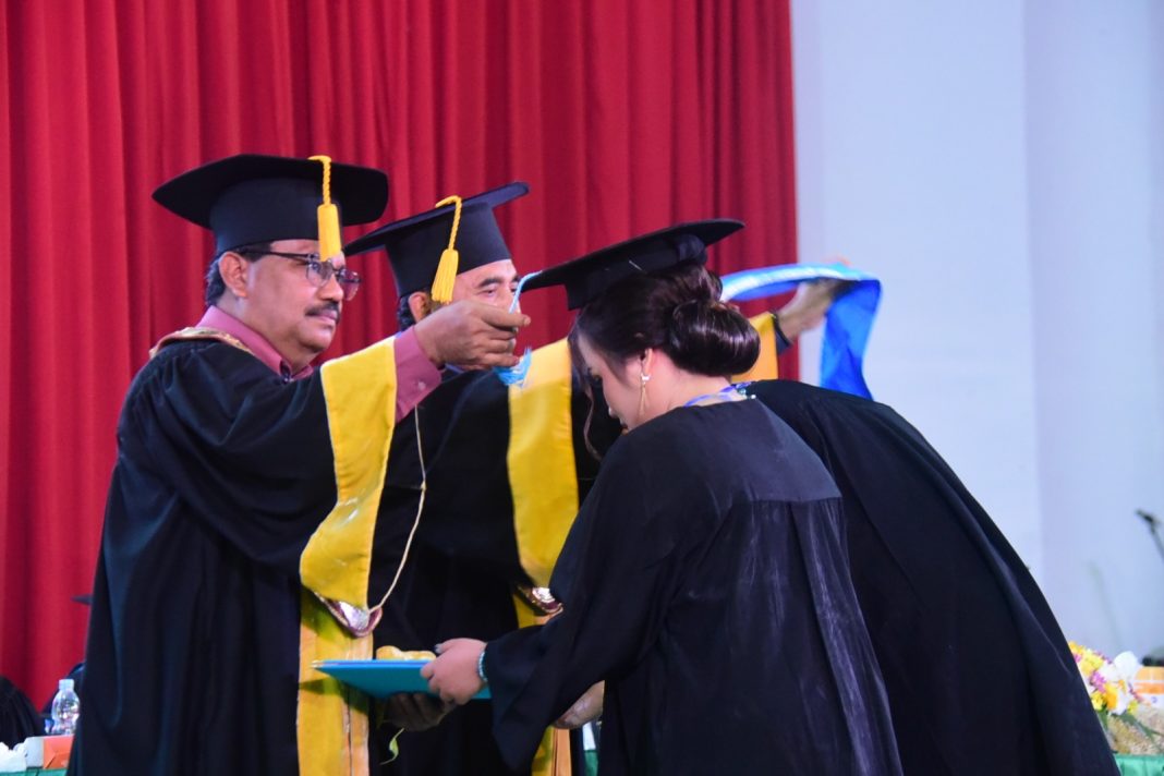 Rektor Unimed Prof Dr Baharuddin MPd saat mewisuda lulusan Unimed di Auditorium Unimed Medan, Rabu (21/2/2024). (Dok/Unimed)