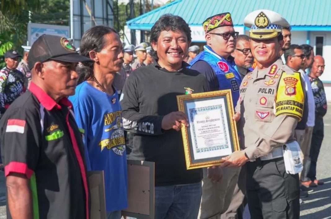 Polda Kaltim melalui Direktorat Lalu Lintas, memberikan penghargaan kepada komunitas vespa Kota Balikpapan, Rabu (21/02/2024).