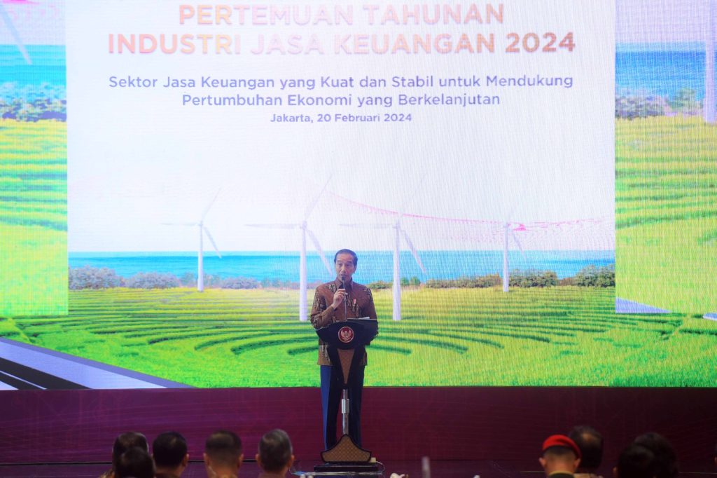 Presiden Jokowi memberikan sambutan pada Pertemuan Tahunan Industri Jasa Keuangan Tahun 2024, di Ballroom The St Regis, Provinsi DKI Jakarta, Selasa (20/02/2024). (Dok/Humas Setkab)