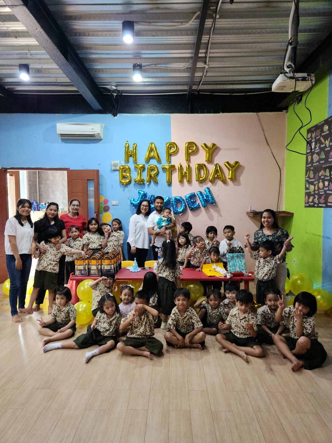 Jayden Leonardus Simanjuntak merayakan syukuran HUT ke 2 tahun bersama dengan teman-teman sekelasnya dan guru TK Terang Permata Bangsa Gereja IFGF, Senin (19/2/2024).