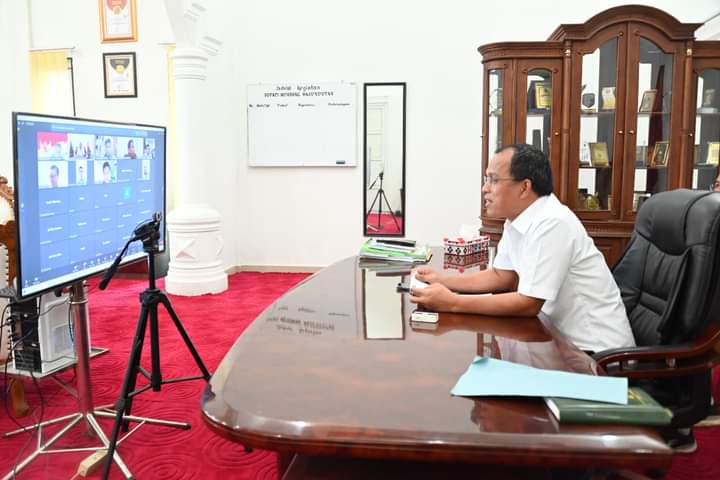 Bupati Humbahas Dosmar Banjarnahor SE saat mengikuti rakor secara daring, di Ruang Kerja Bupati, Komplek Perkantoran Bukit Inspirasi, Kecamatan Dolok Sanggul, Selasa (20/2/2024). (Dok/Kominfo Humbahas)