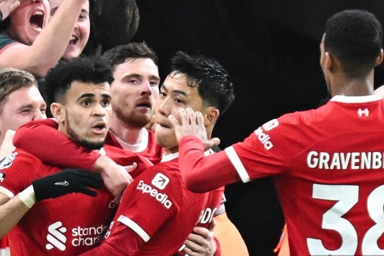 Penyerang Liverpool Luis Diaz (kiri) merayakan gol pada pertandingan Liga Inggris antara Liverpool vs Luton Town di Anfield di Liverpool, Inggris, Kamis (22/2/2024) dini hari WIB.