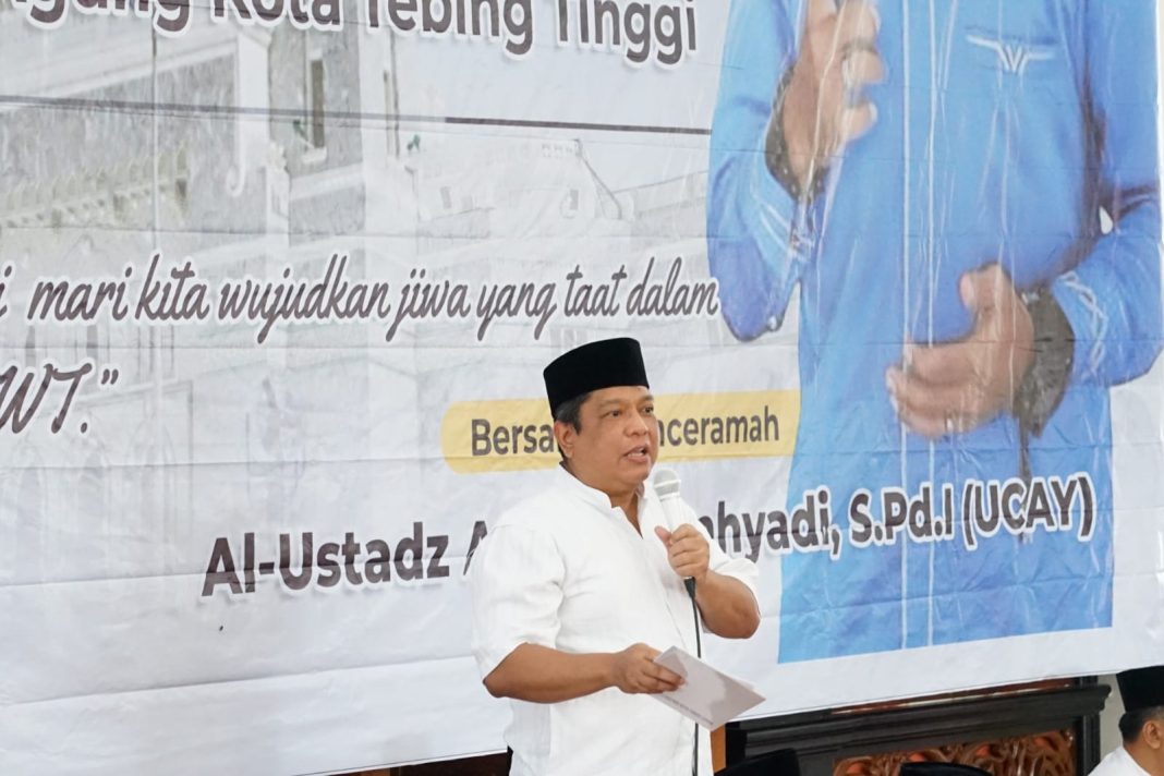 Pj Wali Kota Tebingtinggi Drs Syarmadani saat memberikan arahan pada peringatan Isra Mi'raj Nabi Muhammad SAW 1445 Hijriah tahun 2024 di Masjid Raya, Jalan KL Yos Sudarso, Kamis (22/2/2024). (Dok/Kominfo Tebingtinggi)