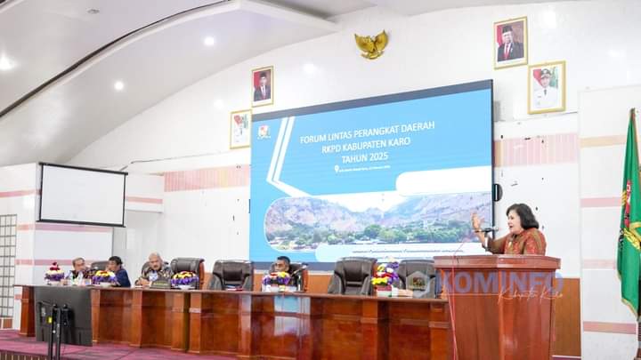 Bupati Karo Cory Sriwati Sebayang menyampaikan sambutan pada Forum Lintas Perangkat Daerah dalam penyusunan RKPD, di Aula Kantor Bupati, Kamis (22/2/2024). (Dok/Kominfo Karo)