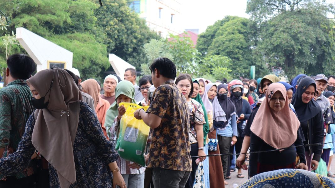 Masyarakat mengantri membeli beras di Pasar Pengendalian Harga Beras, di Lapangan Merdeka, Jalan Sutomo Tebingtinggi, Kamis (22/2/2024). (Dok/Kominfo Tebingtinggi)