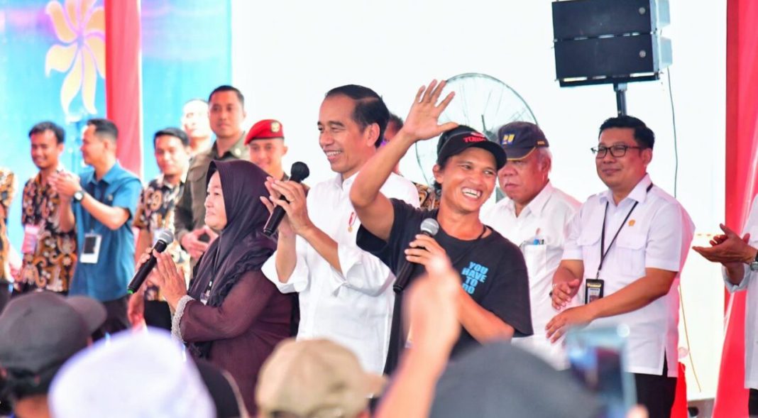 Presiden Jokowi menyerahkan bantuan pangan cadangan beras pemerintah Indonesia kepada keluarga penerima manfaat di Gudang Bulog Batangase, Kabupaten Maros, Provinsi Sulawesi Selatan.