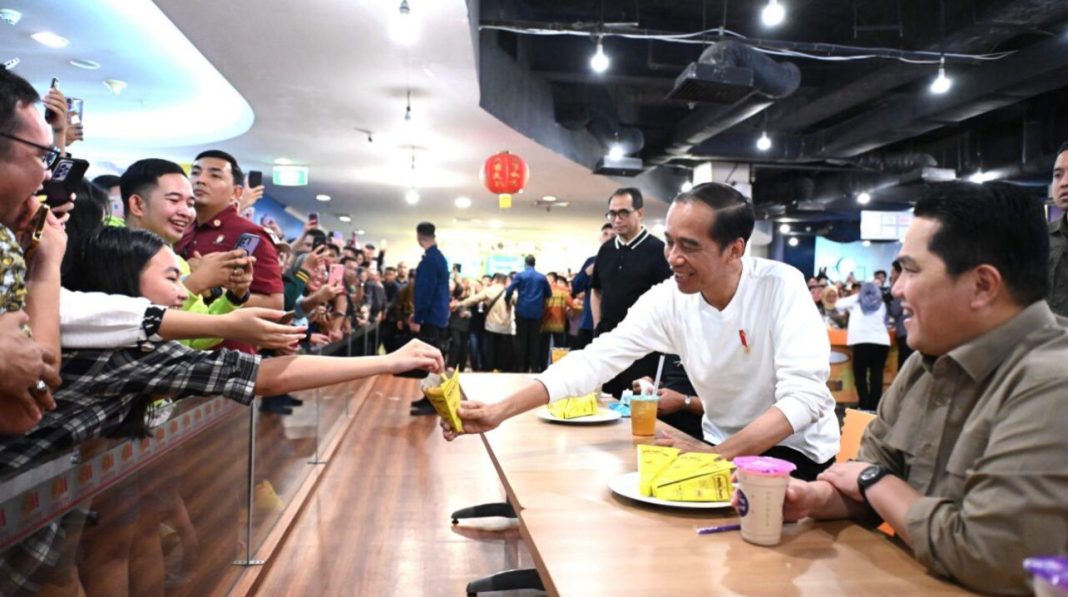 Presiden Jokowi mengunjungi Megamall, Kota Manado dalam rangkaian kunjungan kerja ke Provinsi Sulawesi Utara.