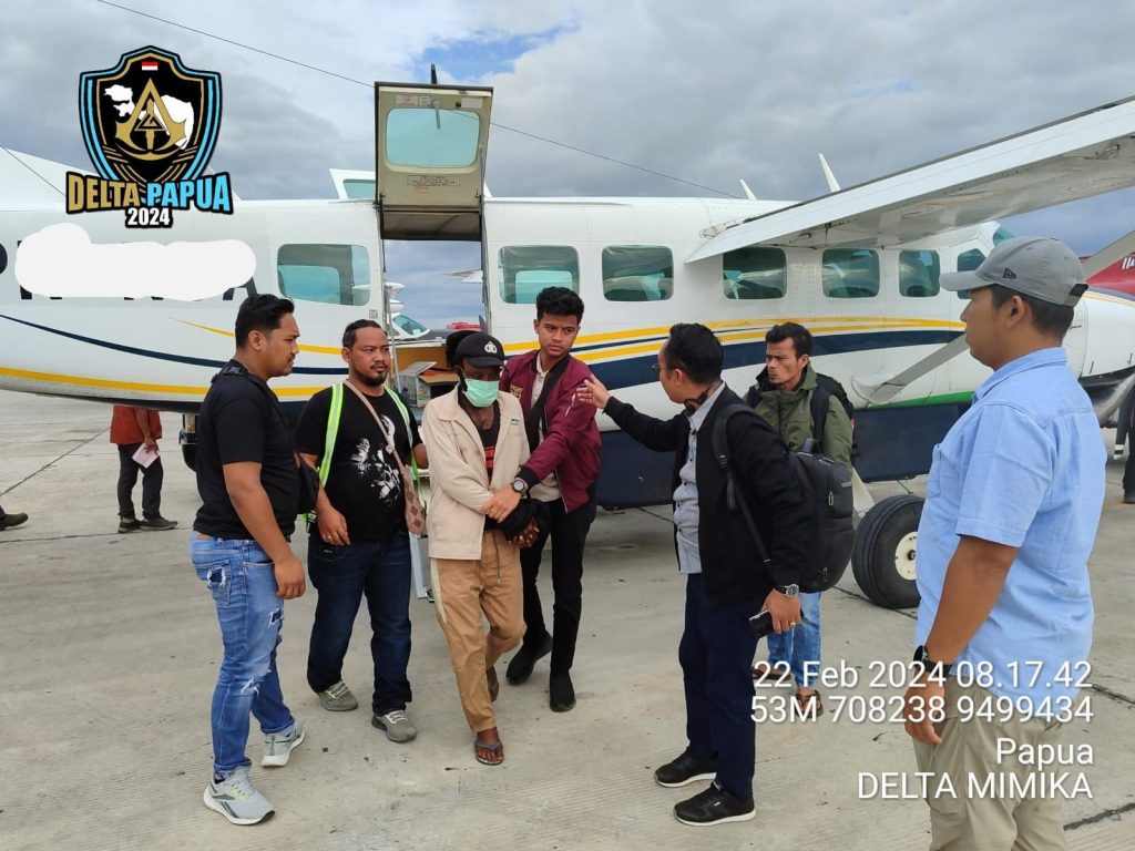 Tersangka AT saat dipindahkan dari Ilaga Kabupaten Puncak ke Kabupaten Mimika, menggunakan pesawat, Kamis (22/2/2024) pukul 06.00 WIT. (Dok/Humas Polri)