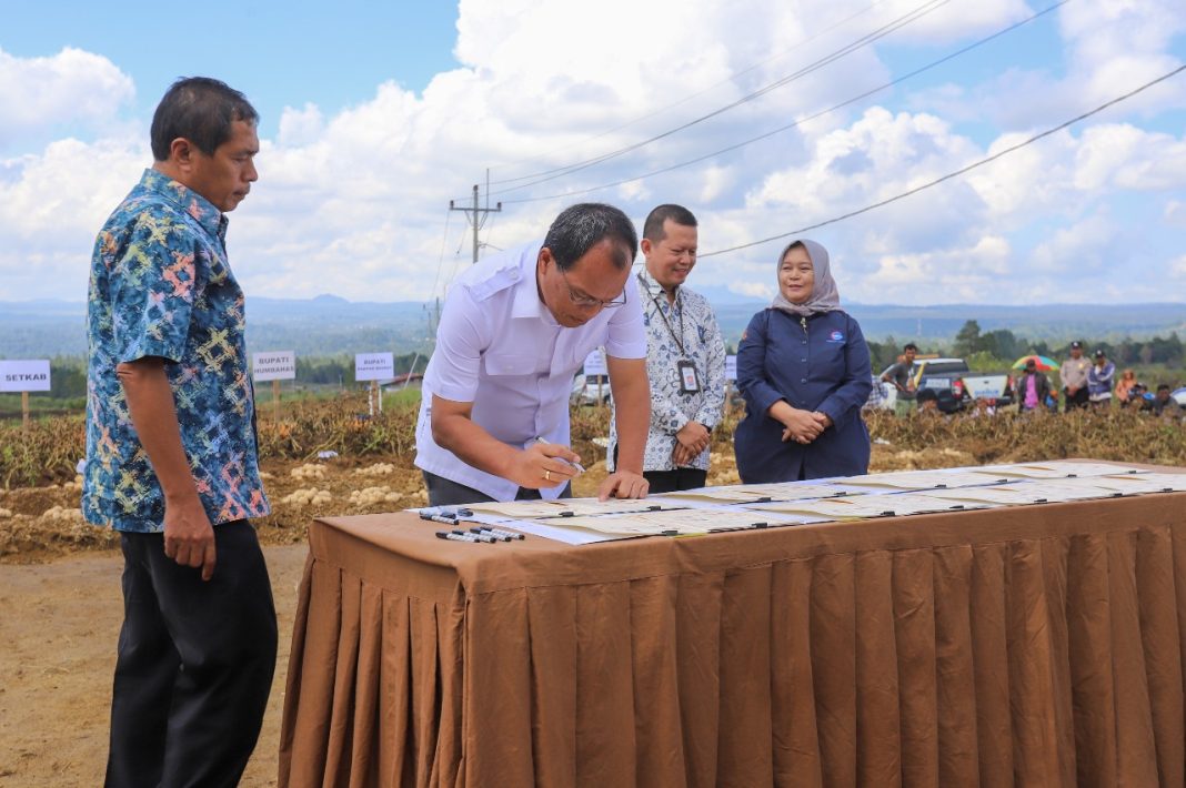 Bupati Humbahas Dosmar Banjarnahor saat menandatangani penandatangan nota kesepahaman tentang kerjasama budi daya pertanian hingga pasca panen di food estate Sumut yang dipusatkan di Desa Riaria, Kecamatan Pollung, Jumat (23/2/2024). (Dok/Kominfo Humbahas)