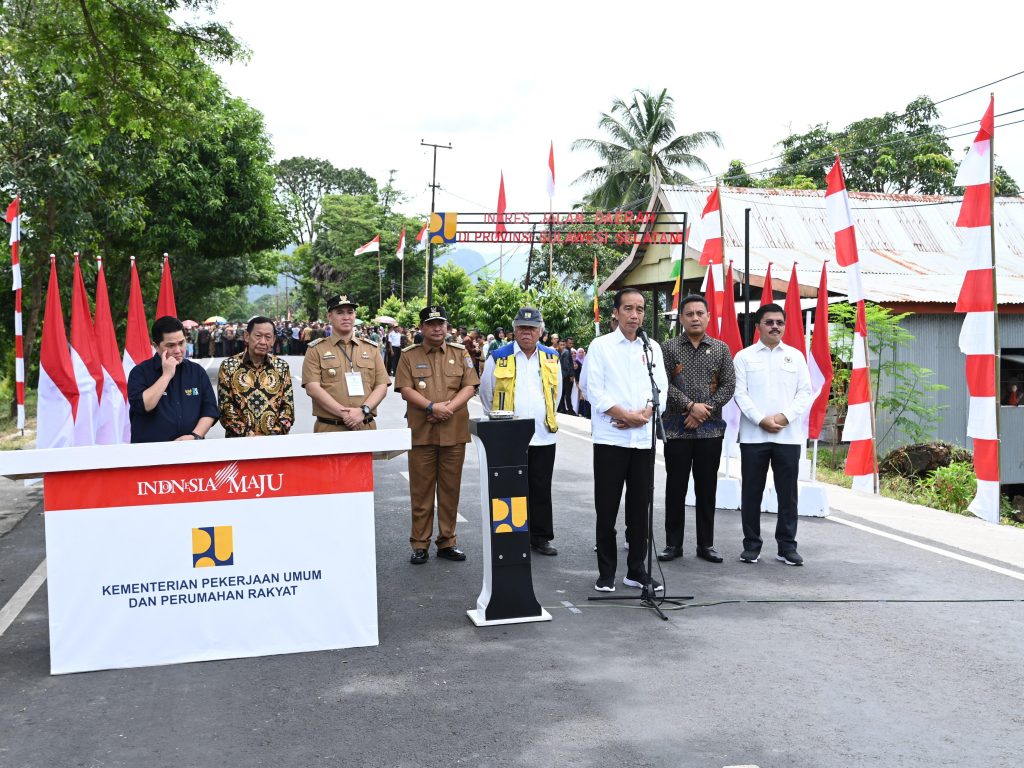 Presiden Jokowi meresmikan 27 ruas jalan yang merupakan Pelaksanaan IJD di Sulsel, Kamis (23/2/2024). (Dok/BPMI Setpres)