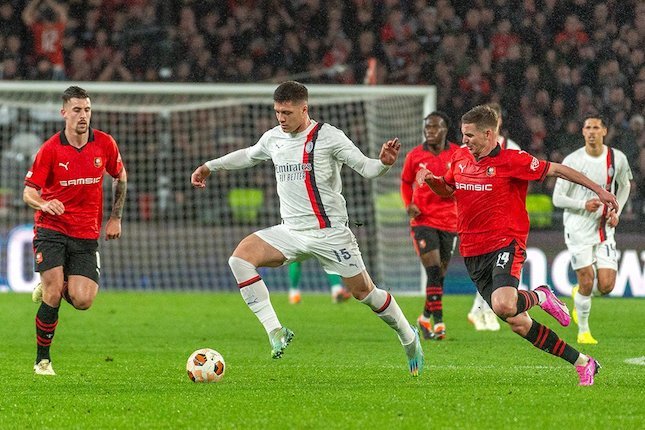 Aksi Luka Jovic dalam duel Rennes vs AC Milan, play-off fase gugur Liga Europa 2023/2024, Jumat (23/2/2024).