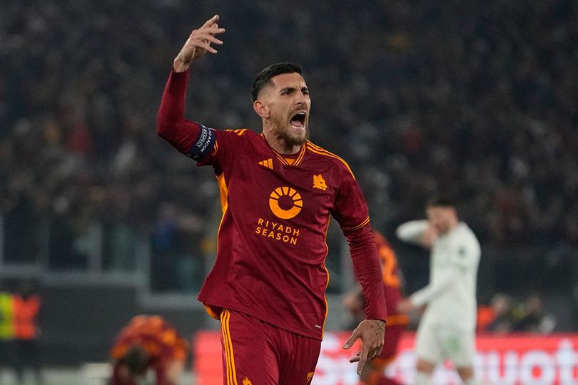 Selebrasi Lorenzo Pellegrini usai cetak gol di laga AS Roma vs Feyenoord, knockout play-off Liga Europa.