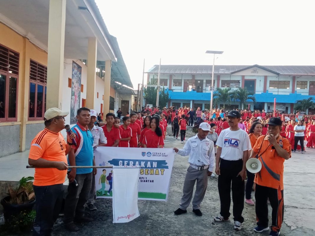 Kepala SMK swasta GKPI 1 Pematangsiantar T Hotlion Sihombing SSi MM melepas aksi GSS, Jumat (23/2/2024).