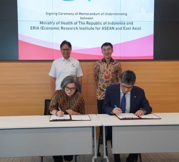 Kemenkes RI melakukan penandatangan MoU dengan Economic Research Institute for ASEAN and East Asia di kantor ERIA, Senayan, Jakarta, Selasa (20/2/2024). (Dok/Kemenkes RI)