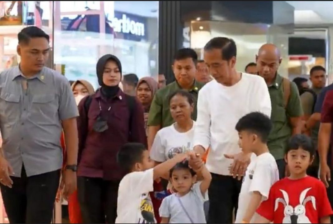 Presiden Jokowi mengajak empat cucunya bermain di sebuah mal di daerah Jakarta Pusat seusai kunjungan kerja kenegaraan, Minggu (25/2/2024).