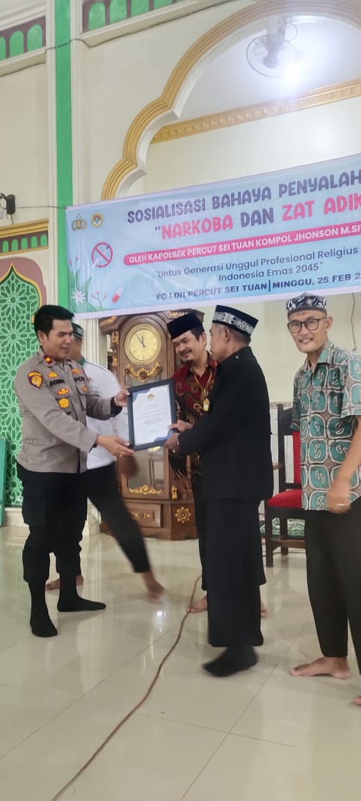 Kapolsek Percut Sei Tuan Kompol Jhonson Managara Sitompul diberi piagam penghargaan dari pengurus LDII di Masjid Baitul Azis Jalan Pusaka Pasar 10 Tembung, Kecamatan Percut Sei Tuan, Deliserdang, Minggu (25/2/2024). (Dok/Polsek Percut Sei Tuan)