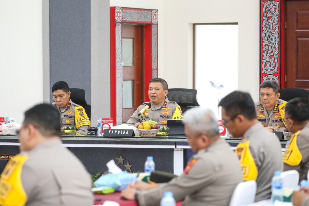 Kapolda Irjen Pol Agung Setya Imam Effendi memberikan arahan pada rapat jelang even F1 Powerboat Danau Toba di Aula Tribrata Mapolda Sumut. (Dok/Polda Sumut)