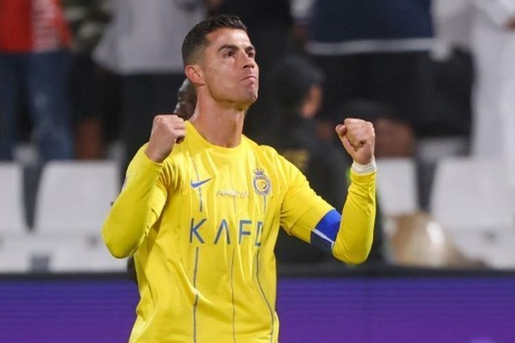 Penyerang Al Nassr Cristiano Ronaldo berselebrasi seusai mencetak gol untuk timnya dalam lanjutan Liga Arab Saudi antara Al Shabab vs Al Nassr di Stadion Al Shabab pada 25 Februari 2024.